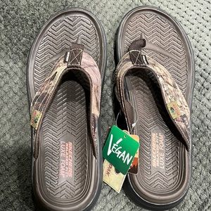 NWT Sketchers Relax Fit Lux Foam Flip Flop Sandal men’s size 10